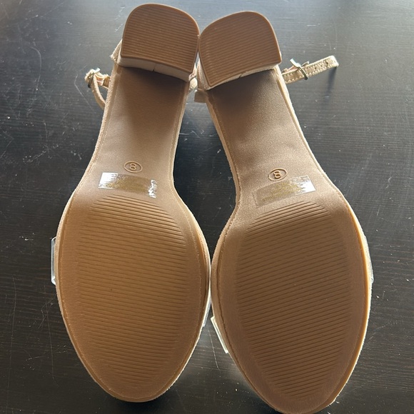 Size 8 nude heels. Never worn. - Picture 3 of 4